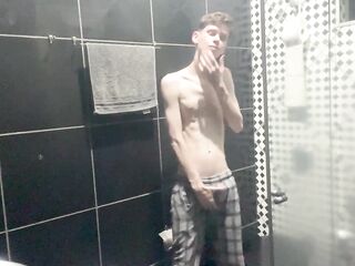 Kedoimath - A twink just showing your body before shower