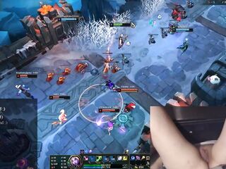 Gal playing League of Legends after over a month break