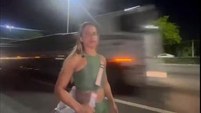 ESPOSA SENDO SEGUIDA E NO FINAL DA GOSTOSO PRO ESTRANHO