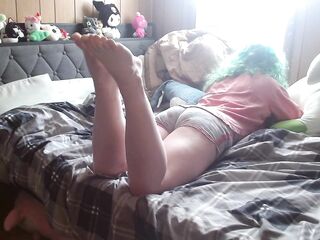cute teen shows u her feet during the time that listening to lofi
