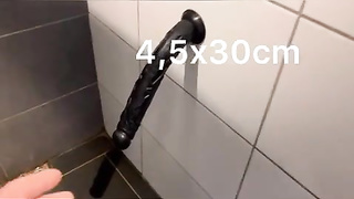 Mari soumis se god dans la bathroom avec une énorme bitte.