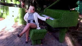 Crossed legs - Juicy thighs