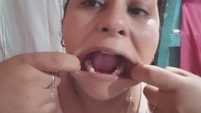 Juego fetichista de dientes y labios.