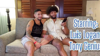 El amateur americano tatuado Luis Logan se masturba y folla su estrecho agujero a pelo