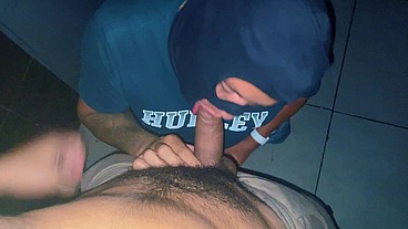 Homem hétero fazendo sexo oral por algum dinheiro.