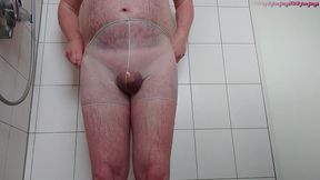 pissen und duschen im nylonhoschen