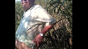 Desnudo en un parque p&uacute_blico