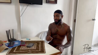 Hai người đàn ông da đen trưởng thành, nghiệp dư, có dương vật to, liếm mông và bú dương vật trước khi quan hệ tình dục qua đường hậu môn mãnh liệt.