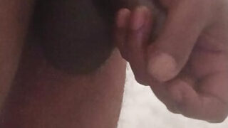 Thủ dâm, dùng ngón tay, đen, xuất tinh lên mặt – gái điếm đồng tính bôi dầu đang tự chịch hậu môn của mình