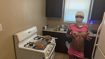 House wife Paulani going live while cooking!