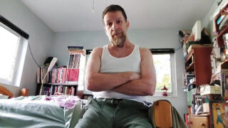 Gros pénis baise un professeur amateur poilu dans une action fétichiste gay amateur crue et faite maison