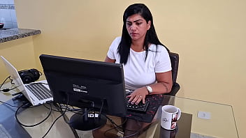 Nicoly Mattos n&atilde_o resistiu e deu o cuzinho no sof&aacute_ da recep&ccedil_&atilde_o depois de mamar o pau do chefe no escrit&oacute_rio