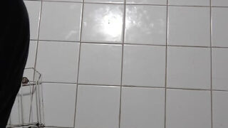 Κοντινό πλάνο ταινίας με νεαρό crossdresser γκέι που γαμιέται πρωκτικά