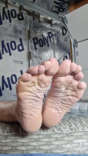 Fuck my wet wrinkled soles while in the hot tub