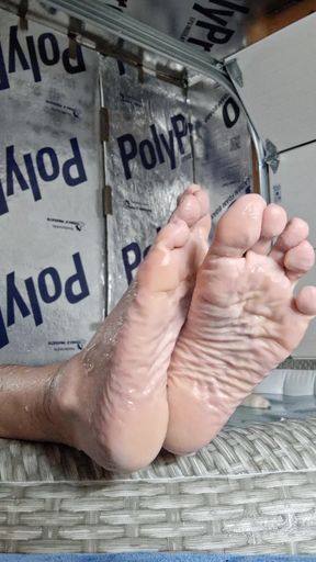 Fuck my wet wrinkled soles while in the hot tub