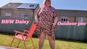 BBW Daisy outdoor pee