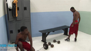 Hardcore klip potetovaného mladého Tylera Trentona, jehož velká prsa análně souloží