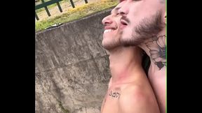 Novinhos fudendo na trilha em p&uacute_blico enquanto o trem passa