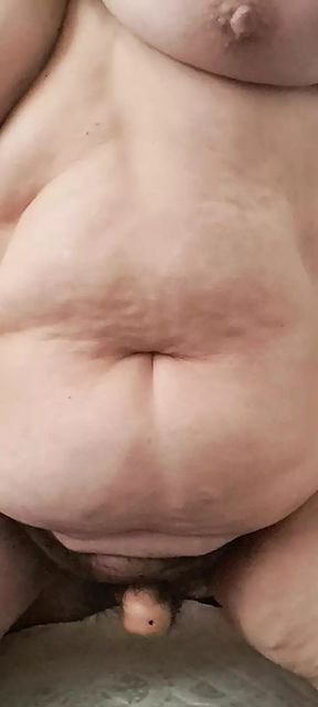 Millf&#039;s vagina rubbing a dildo