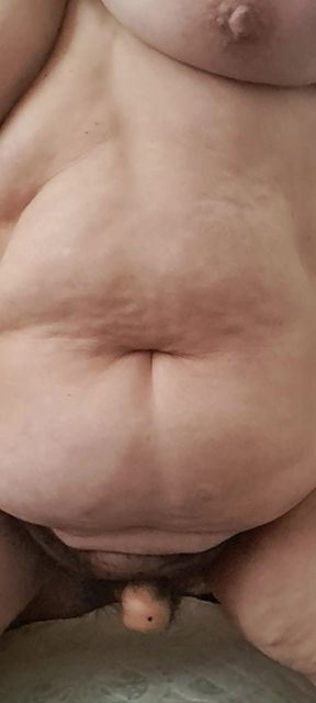 Millf&#039;s vagina rubbing a dildo