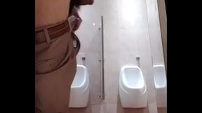 Ahora en los ba&ntilde_os, buscando sexo y con tanga. Te animas?