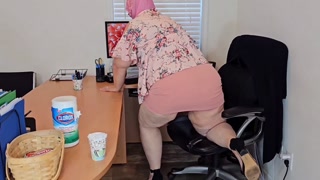 I seduced the plumber while he fix the pipe under the sink - BBW SSBBW, big fat ass, POV