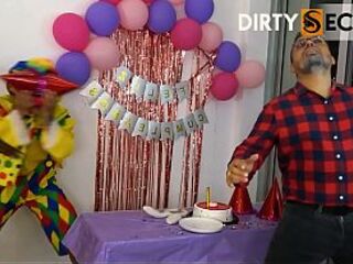 I ORGANIZE A BIRTHDAY SURPRISE FOR MY STEPDAUGHTER AND THAT BABE BANGS THE ENTERTAINER.