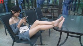 Teacher Bu Ye was in a good mood after class We met on the rooftop of the restaurant to take pictures of her beautiful feet