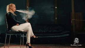 Rich smoke in her lungs 4K MP4