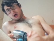 Twink assetato di sborra vuole una mano! (ITA)