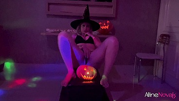 Um boquete maravilhoso da bruxinha loira e novinha depois da festa de halloween seguido de muito doggstyle