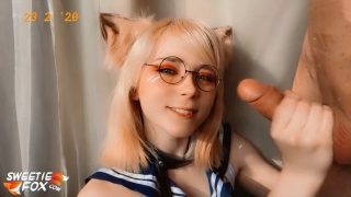 Fox colegiala cosplayer hace garganta profunda y recibe un facial