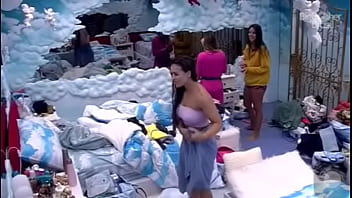 Rafa Kalimann pagando peitinho e mostrando a xota no BBB20