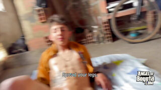 Sex oral fără șa în aer liber în POV: tineri amatori spanioli cu puli mari ies în public