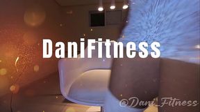 Safada exibindo o cuzinho para c&acirc_mera com uma buceta deliciosa