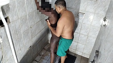 Empregada dando cu no banheiro