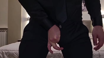 ABITO ELEGANTE CON PISCIATA E SBORRATA | TIRA IL CAZZO FUORI DAI PANTALONI - SEGA CON SBORRATA FORTISSIMA IN PRIMO PIANO