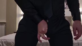 ABITO ELEGANTE CON PISCIATA E SBORRATA | TIRA IL CAZZO FUORI DAI PANTALONI - SEGA CON SBORRATA FORTISSIMA IN PRIMO PIANO