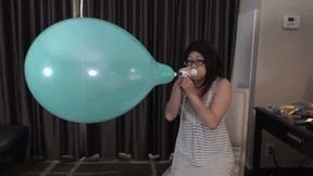 Little Mina Tests 14" Balloons From Three Different Manufacturers (MP4 1080p)