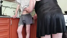 Neighbor's MILF mom deepthroats and jerks off my cock before lunch