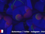 Gode anal XXL de sinnovator dans un monde fluo avec la fuckmachine