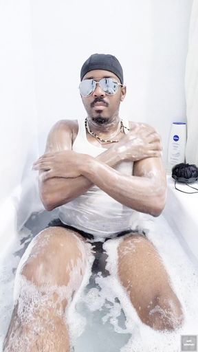 I wash my body in the bath (2) (2025)