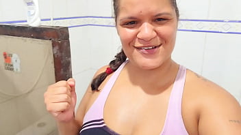 No banho tenho as fantasias mais indecentes e fico toda molhada querendo transar
