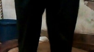 Pelacur gay muda yang suka berdandan seperti wanita mendapatkan ejakulasi di anus.