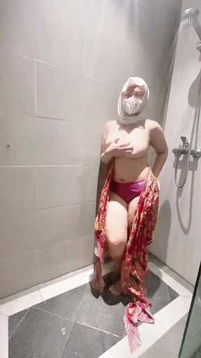 Watch the bathing girl with a curved body
