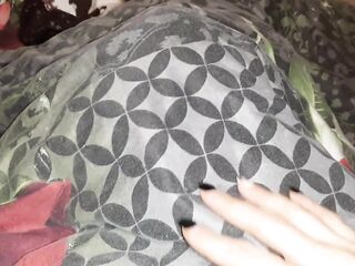 Лижет мою киску под одеялом, потому что стесняется, и это так вставляет - lesbo_illusion