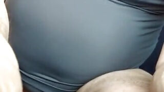 Diversão caseira ao ar livre: gays franceses gordinhos de meia-calça urinam, acariciam pênis enormes e exibem bundas redondas sem proteção.