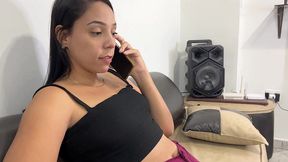 madrastra hablando con su marido cornudo mientras le chupa la gran polla a su hijastro porque la tiene mas grande que su marido