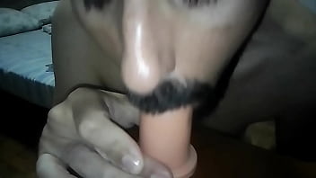 Corninho safado usando o brinquedo para mostrar como vai preparar o macho para a dona dele
