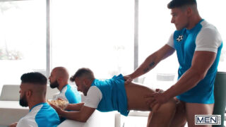 Malik Delgaty deepthroatet Allen Kings riesigen Schwanz und hämmert dann seinen Arsch